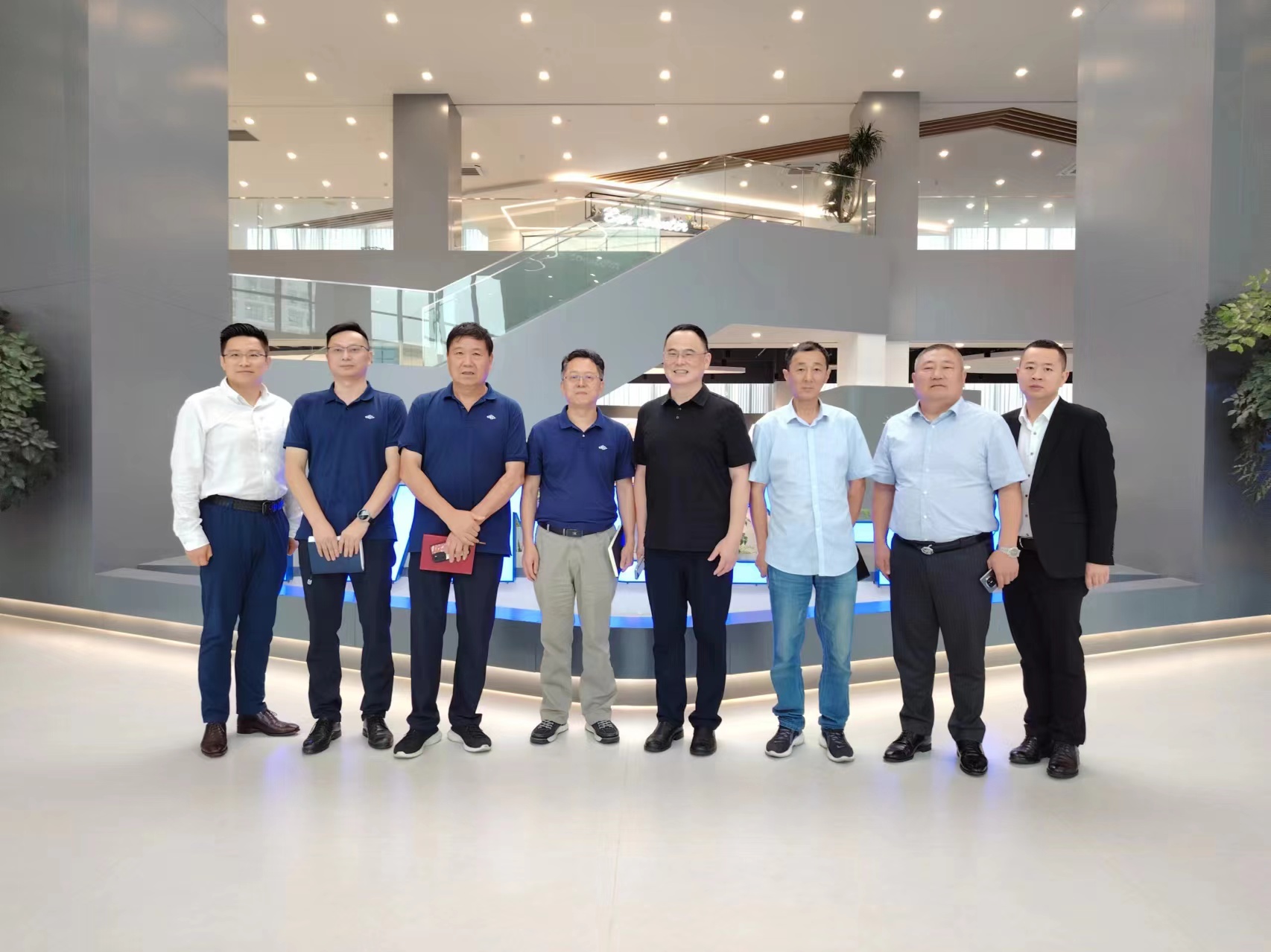 博采众长 共谋合作新篇章——天津震翔董事长张震生先生、杭州热联集团高级副总裁、中金协风险管理专委会会长劳洪波先生受邀参观杭叉集团